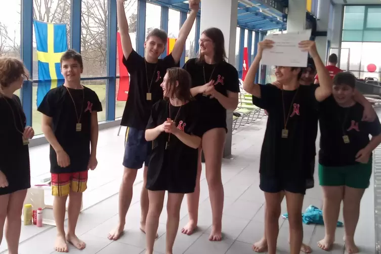 Das Kuseler Team jubelt nach dem Sieg im Schwimmduell mit Neuwied. 