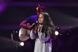 Eliana Giemsa singt auf der „The Voice Kids “-Bühne.