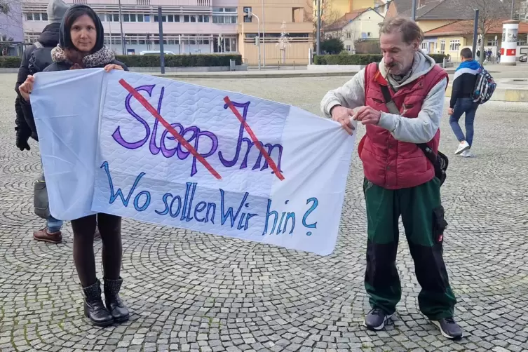 Protset am Mittwoch vor die Sitzung im Pfalzbau. Die Odachlosenunterkunft wird nun nicht geschlossen.