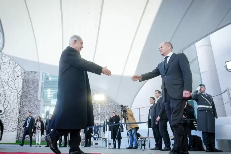 Bundeskanzler Olaf Scholz (rechts, SPD) empfängt Benjamin Netanjahu, Ministerpräsident von Israel, vor dem Bundeskanzleramt. 