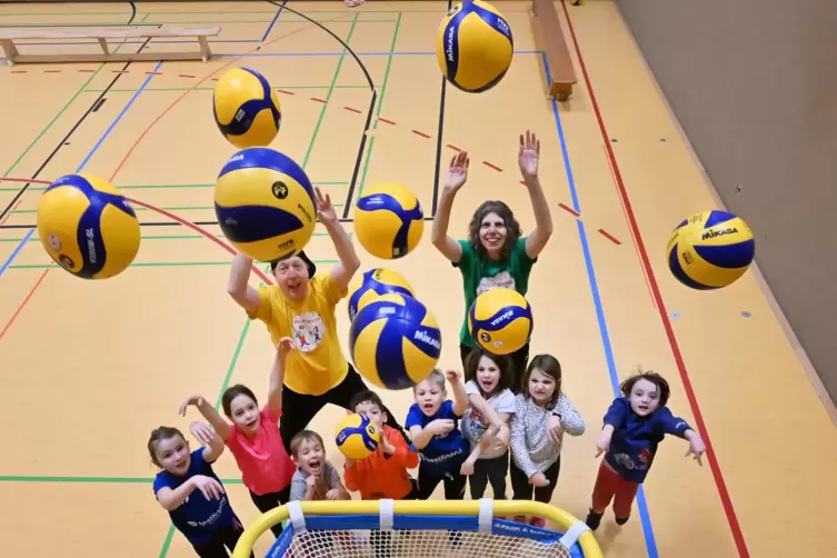 Balltraining mit den Volleywichteln: Übungsleiter sind Harald (hinten links) und Christine Winczy (hinten rechts). 
