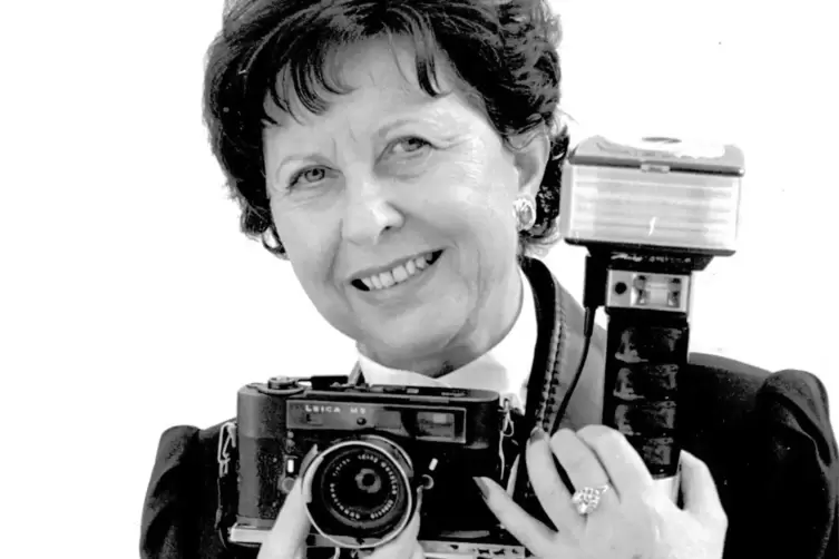 So kannten sie die Speyerer über Jahrzehnte: Pressefotografin Bettina Deuter, die nun verstorben ist.