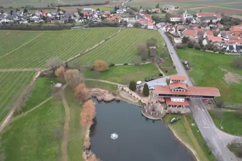 Nach dem Ratsbeschluss sollte die Weinlaube dorthin, wo die Rutsche mit dem Sandkasten ist (links). Jetzt ist der Rand der Festw