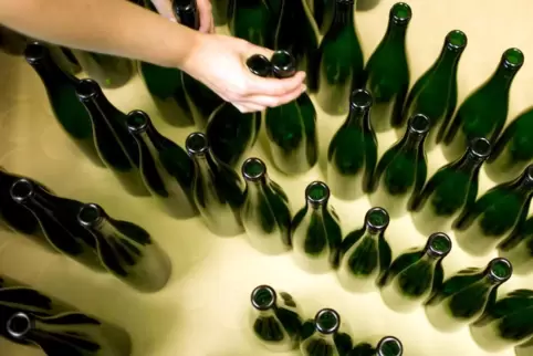 Eine Weinflasche kann gut 400 Gramm, aber auch 900 Gramm wiegen. 