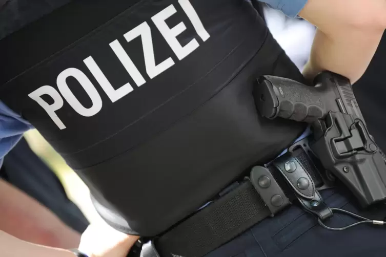 Der Täter ist flüchtig, die Polizei sucht ihn. 