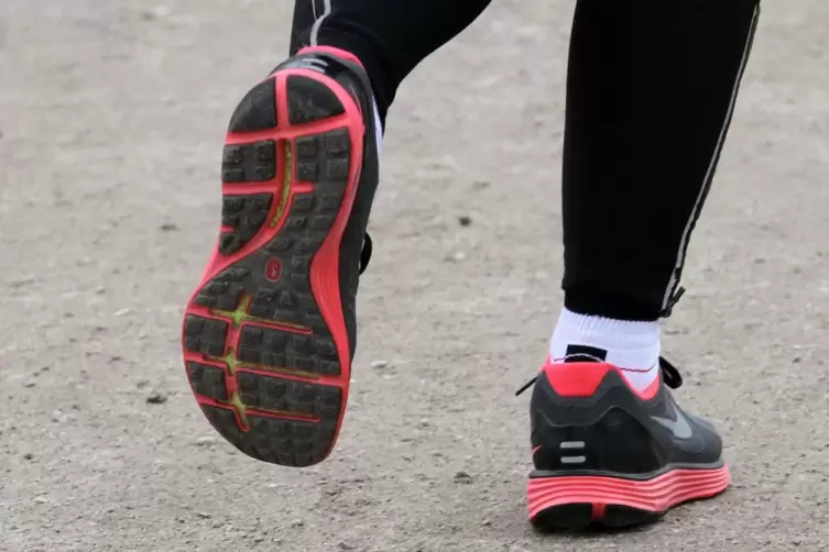 Je nach Beschaffenheit des Waldbodens wählen die Läufer ihre Schuhe aus.