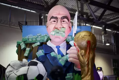 Geld für Stimme: Der Stratege Infantino hat früh erkannt, wie er sich den Rückhalt der Fußball-Weltgemeinschaft sichern kann: M