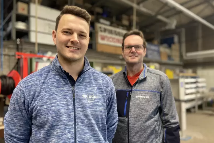 Seit Kurzem gemeinsam Geschäftsführer des familieneigenen Metallbaubetriebs im Industriepark Nord: Daniel (links) und Lucas Spie