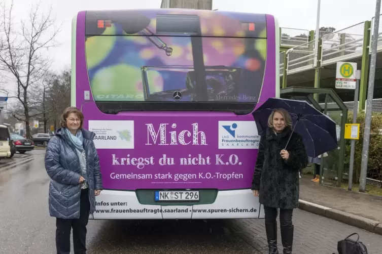 Der strömende Regen kriegte auch die kommunalen Frauenbeauftragten (von links) Birgit Ruduolf vom Saarpfalz-Kreis und Anke Micha