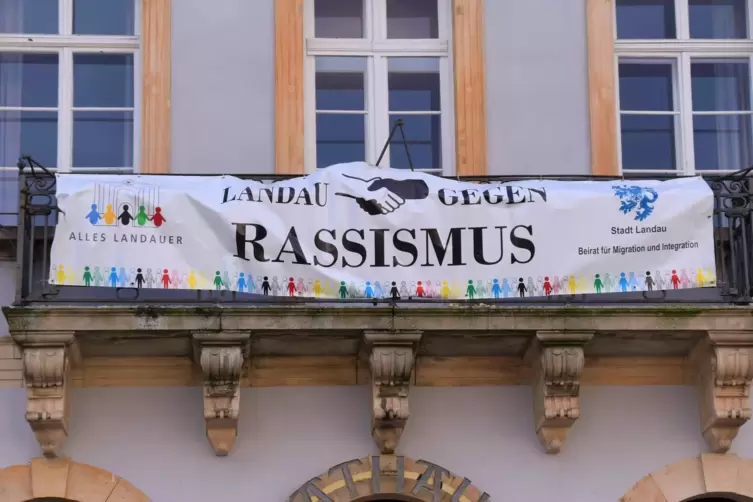 Bei der Auftaktveranstaltung am Montag auf dem Rathausplatz wird auch das Banner „Landau gegen Rassismus“ am Rathausbalkon aufge