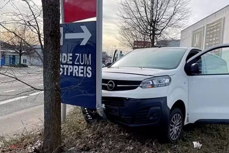Der Opel kam an einem Firmenschild zum Stehen.