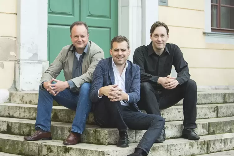 Das Phaeton Piano Trio mit Friedemann Eichhorn (Mitte), Peter Hörr und Florian Uhlig (rechts).