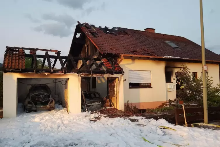 Raub der Flammen: Garage und Haus im Rodalber Stadtteil Neuhof. 