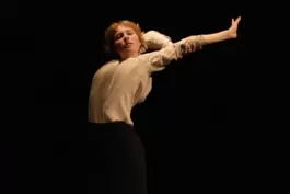 Laura Börtlein tanzt in ihrem „Nocturne“ wunderschön am Boden fließende, sich expressiv aufrichtende Bewegungsabläufe.