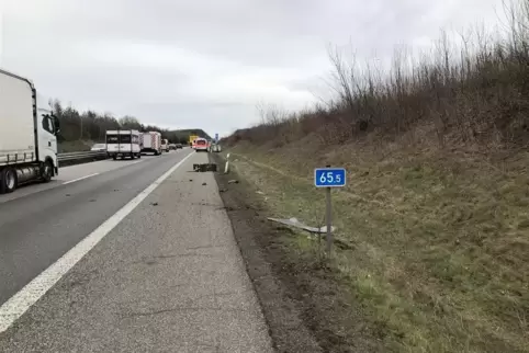 Eine Fahrspur der A63 musste gesperrt werden. 