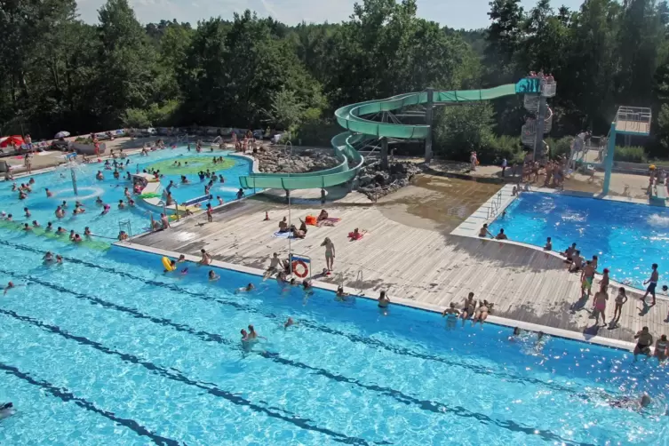Das Freibad-Becken des Freizeitbads Azur in Ramstein-Miesenbach ist undicht und kann in diesem Jahr nicht betrieben werden. 