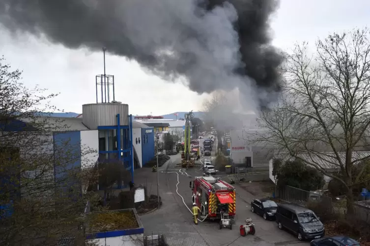 Halle in Industriegebiet brennt