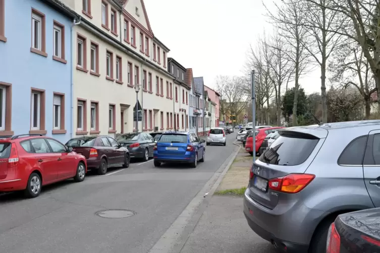 Enge Kiste: Das Parkverhalten vieler ortsfremder Autofahrer verärgert die Anwohner der Nonnenbachstraße. 