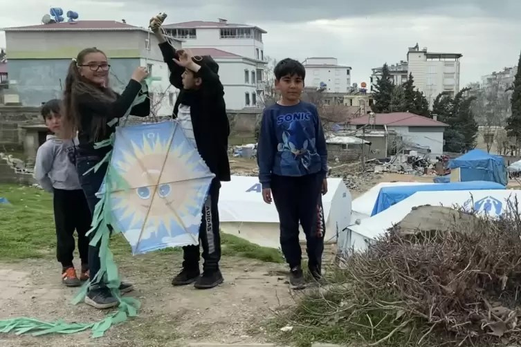 Spielende Kinder vor Notzelten: Die Menschen im Süden der Türkei machen das Beste aus ihrer Situation.