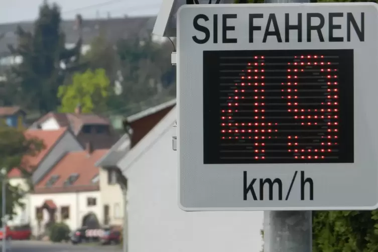 In der Geiselberger Hauptstraße gilt Tempo 50. Das wird aber häufig ignoriert, wie Geschwindigkeitsmessungen ergaben. 