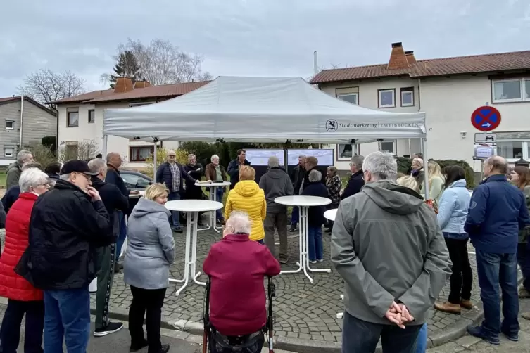 Gut 40 Anwohner des Weißdornwegs und der Ixheimer Mühlbergstraße kamen am Freitag zu einer Information der Stadtverwaltung über 