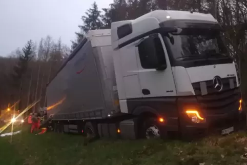 Der Lkw wurde von der Feuerwehr abgesichert.