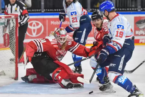 Die Adler Mannheim, hier mit Lean Bergmann (weißes Trikot), haben die Kölner Haie am Freitagabend in die Schranken verwiesen.