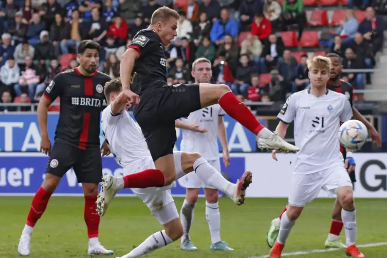  Florian Carstens erzielt das 2:0 für Wehen-Wiesbaden, die Spieler von Waldhof Mannheim schauen eher nur zu. 