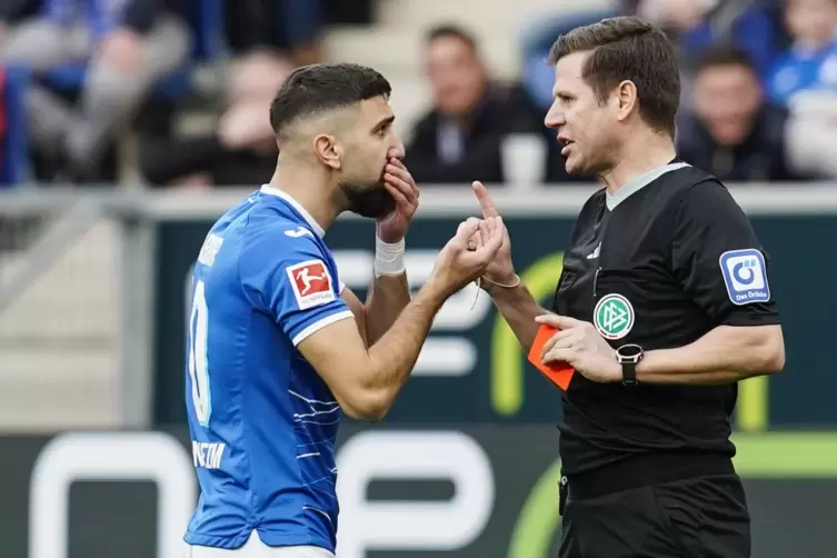 Schiedsrichter Frank Willenborg zeigt dem gerade erst eingewechselten TSG-St&uuml;rmer Munas Dabbur die Rote Karte.