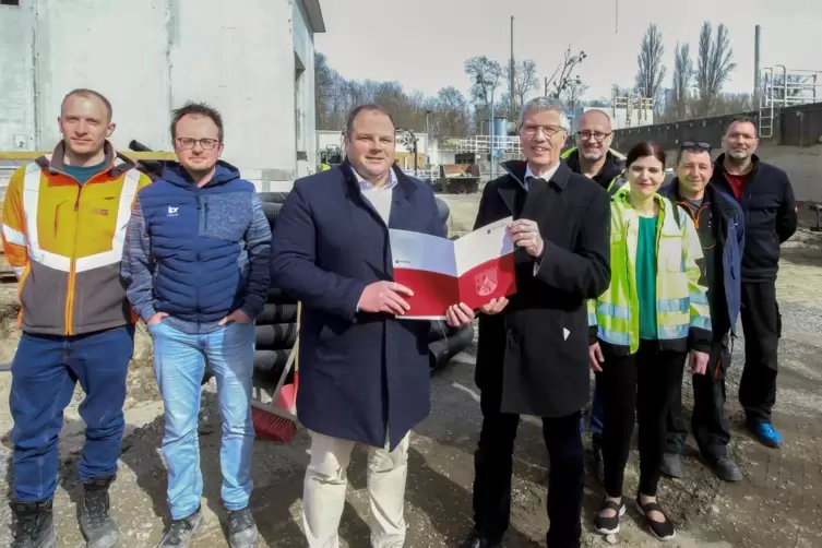 Geld vom Land für ein Großprojekt in der Verbandsgemeinde Rheinauen: Bürgermeister Patrick Fassott (Mitte links) nimmt den Förde