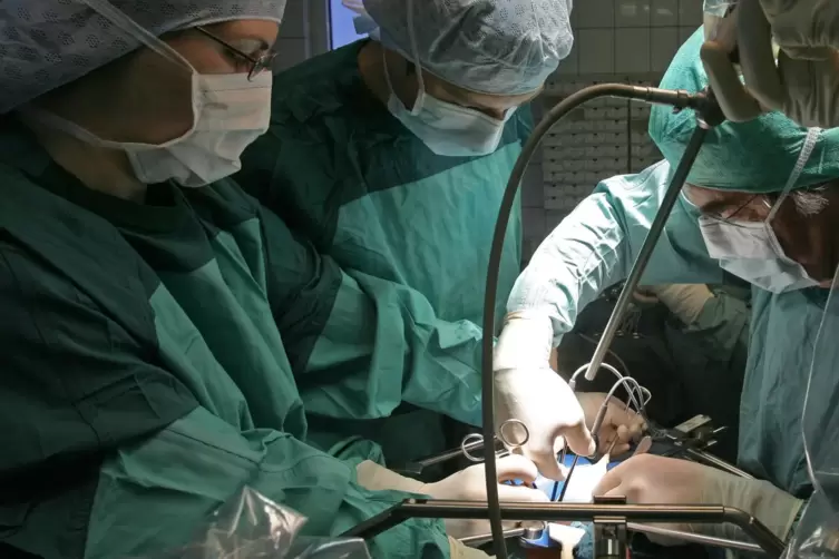 In der Klinik für Urologie am Universitätsklinikum Jena wird am bei einer Operation einem Spender eine Niere entnommen, die für 
