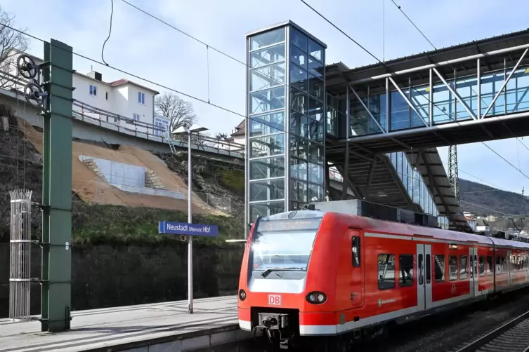 Etliche Vorarbeiten sind fertig, sodass der Steg nun Richtung Schillerstraße verlängert werden kann. Der Sockel für den neuen St