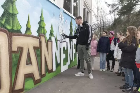 Viele junge Zuschauer hatte der Graffiti-Künstler Daniel Ferino bei seiner Arbeit in Dannenfels. 