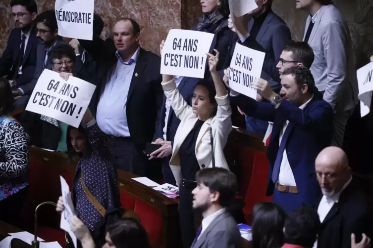 Abgeordnete der Linken brachten im Parlament ihren Protest gegen die Rentenreform zum Ausdruck.