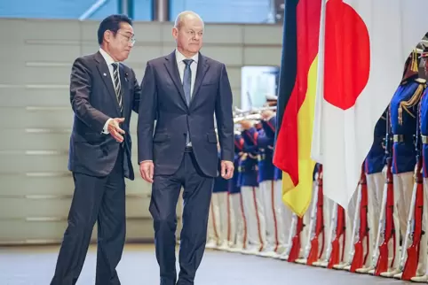 Japans Ministerpräsident Fumio Kishida (links) und Kanzler Olaf Scholz.