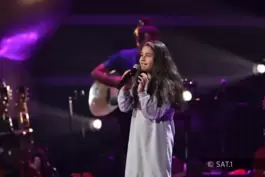 Eliana Giemsa singt auf der „The Voice Kids“-Bühne. 