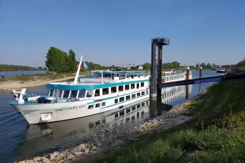 Festgemacht: eine der beiden Schiffsanlegestellen der Verkehrsbetriebe Speyer (VBS) am Rhein, hier im Rheinhafen. 