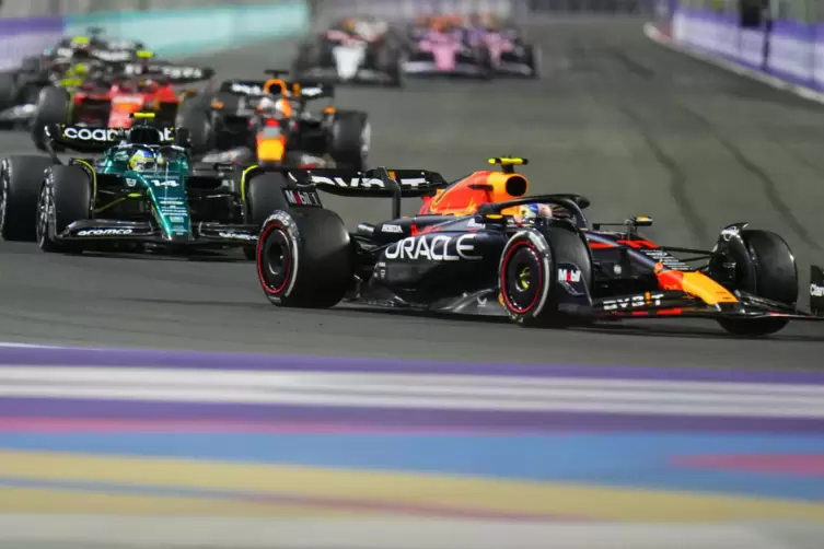 Klare Angelegenheit: Sergio Perez im Red Bull fährt vorneweg.