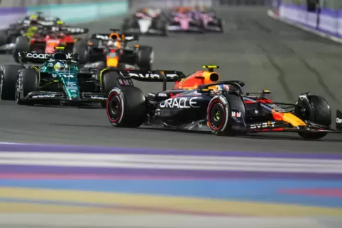 Klare Angelegenheit: Sergio Perez im Red Bull fährt vorneweg.