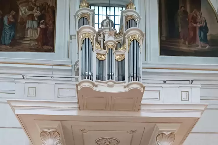 Die Pfeifen der Orgel m&uuml;ssen St&uuml;ck f&uuml;r St&uuml;ck ausgebaut und gereinigt werden.