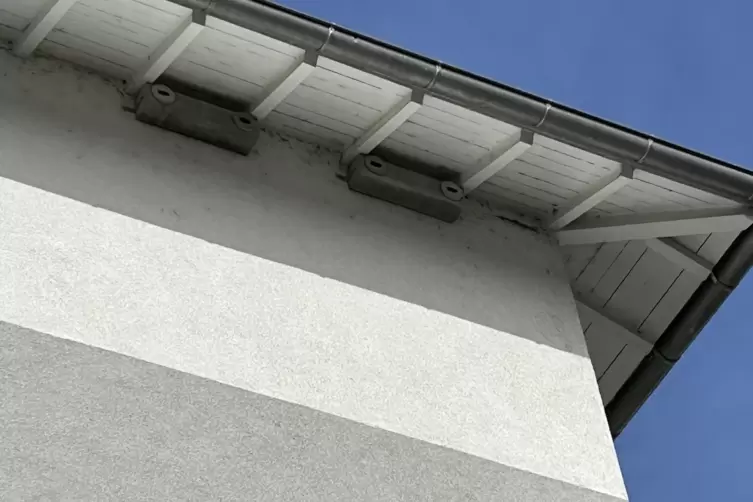Die ersten Mauersegler-Nistk&auml;sten in der Fontanestra&szlig;e 37 sind befestigt.