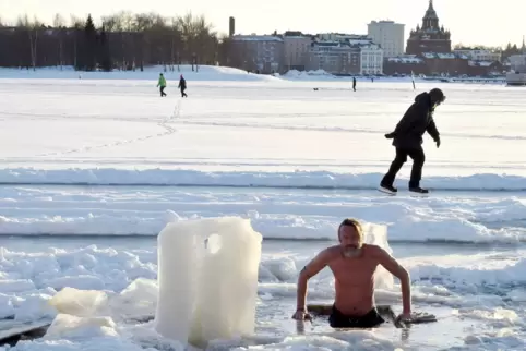 Mancher Finne findet sein Glück beim Eisbaden.