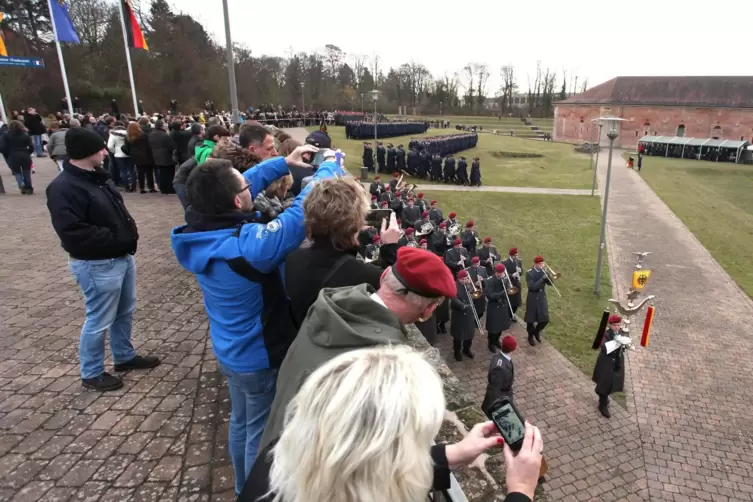 Mit klingendem Spiel begleiten Musiker der Bundeswehr die Gelöbnisfeiern (hier in Germersheim), zu denen zahlreiche Gäste kommen