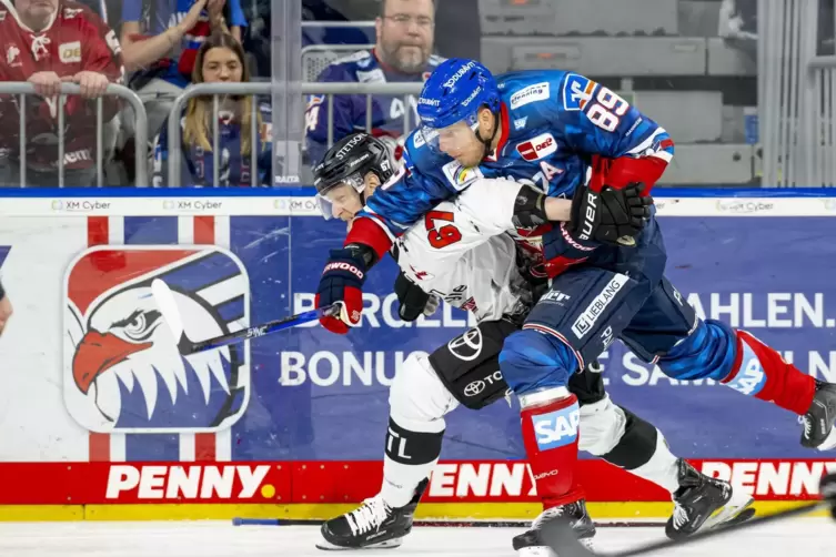 Verbissenes Duell: K&ouml;lns Stanislav Dietz und Adler-Routinier David Wolf (rechts). 