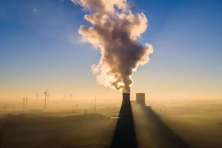 Durch den Treibhausgas-Ausstoß der Menschheit, insbesondere durch die Nutzung fossiler Energieträger wie Erdöl und Erdgas, erwär