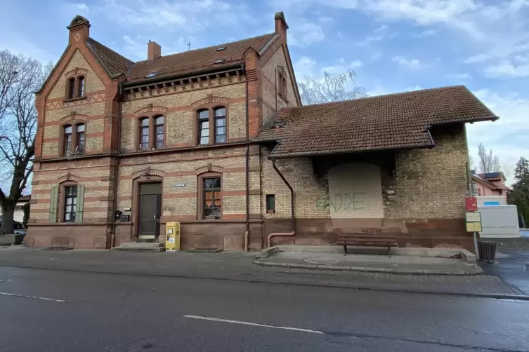 Das denkmalgeschützte Bahnhofsgebäude mit Güterhalle ist unübersehbar, wenn man aus östlicher Richtung ins Dorf hineinfährt.