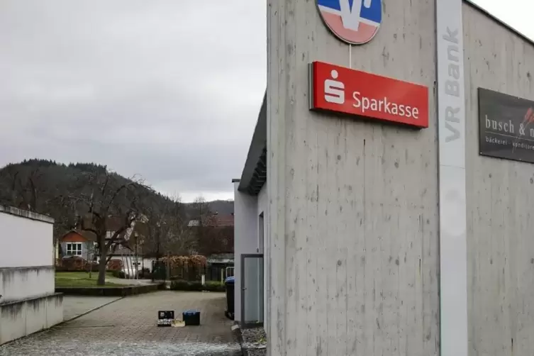 In der vergangenen Woche haben bislang Unbekannte einen Geldautomaten in Fischbach gesprengt. 