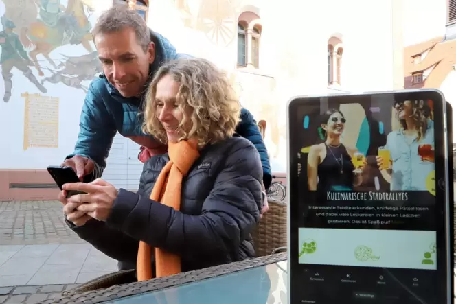 Mithilfe des Smartphone können die Teilnehmer der kulinarischen Stadtrallyes von Etelka Pieper und Bernd Hasenmaier die festgele