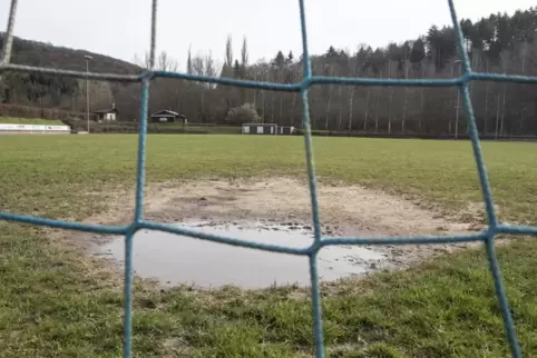 Gehören schon bald der Vergangenheit an: Wasserpfützen auf dem Naturrasen im Rockenhausener Stadion Obermühle. Bei günstigem Ver Gehören schon bald der Vergangenheit an: Wasserpfützen auf dem Naturrasen im Rockenhausener Stadion Obermühle. Bei günstigem Ver