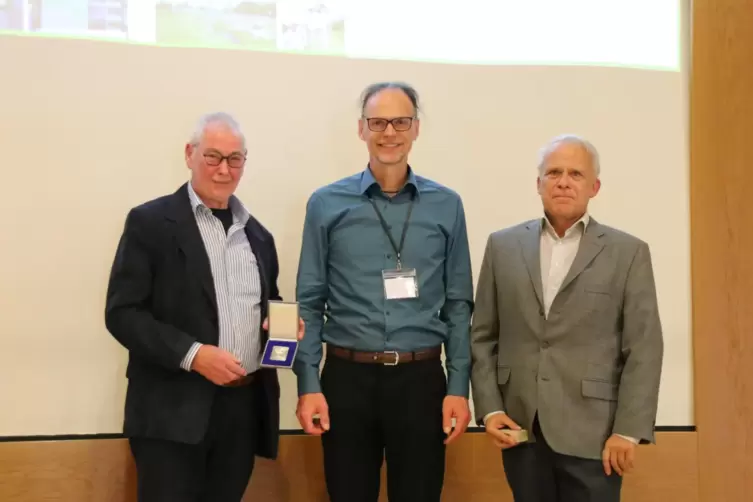 Präsident Michael Ochse (Mitte) verleiht Gerhard Nilz (rechts) und Michael Geiger die Pollichia-Ehrennadel und -Plakette.
